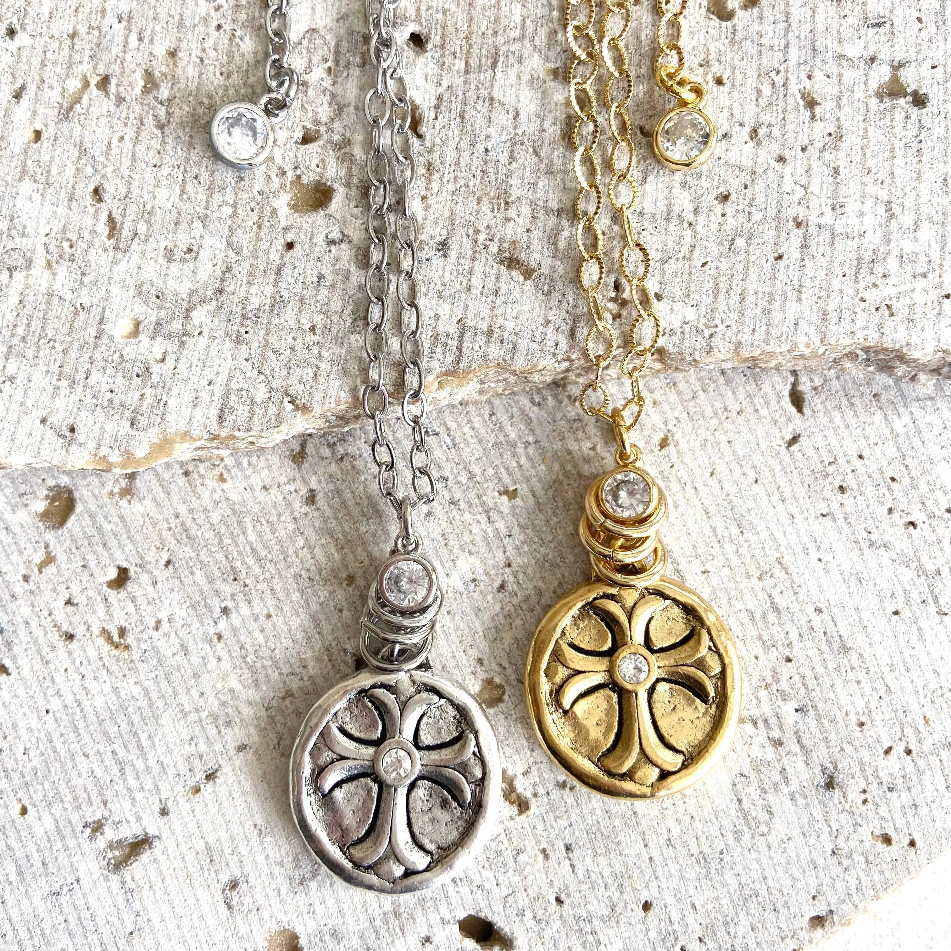Cross necklace: Silver / 18”