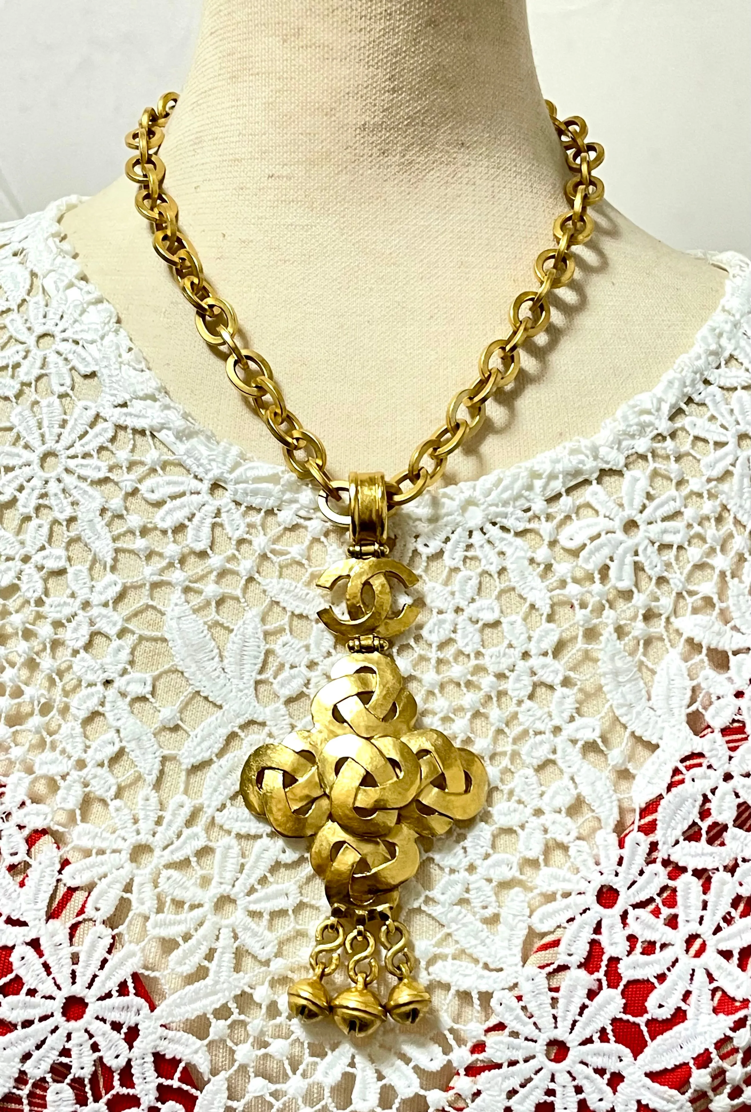 MINT. Vintage Chanel thick chain statement necklace with knot and CC mark pendant top and bells. Gorgeous masterpiece. 061224ac3