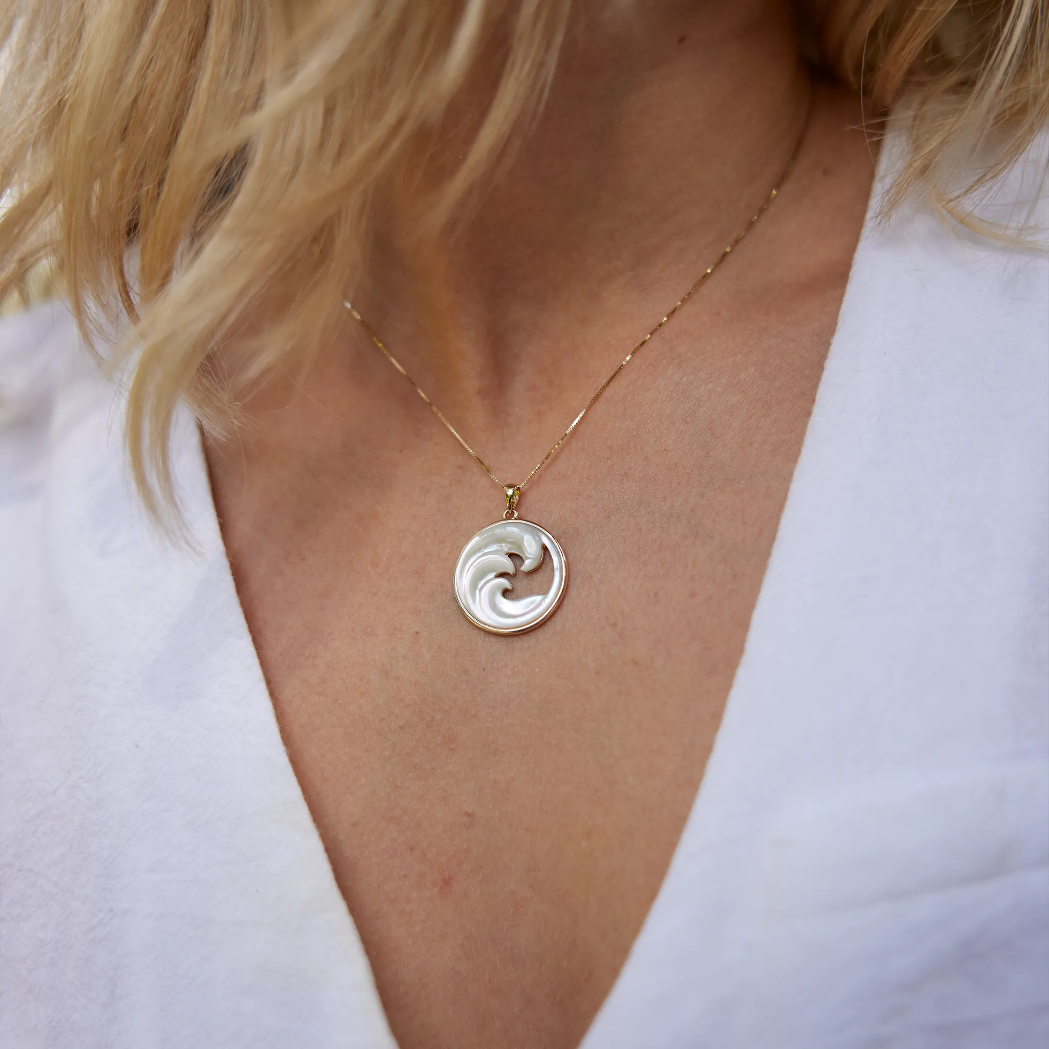 Nalu Mother of Pearl Pendant in Gold - 22mm