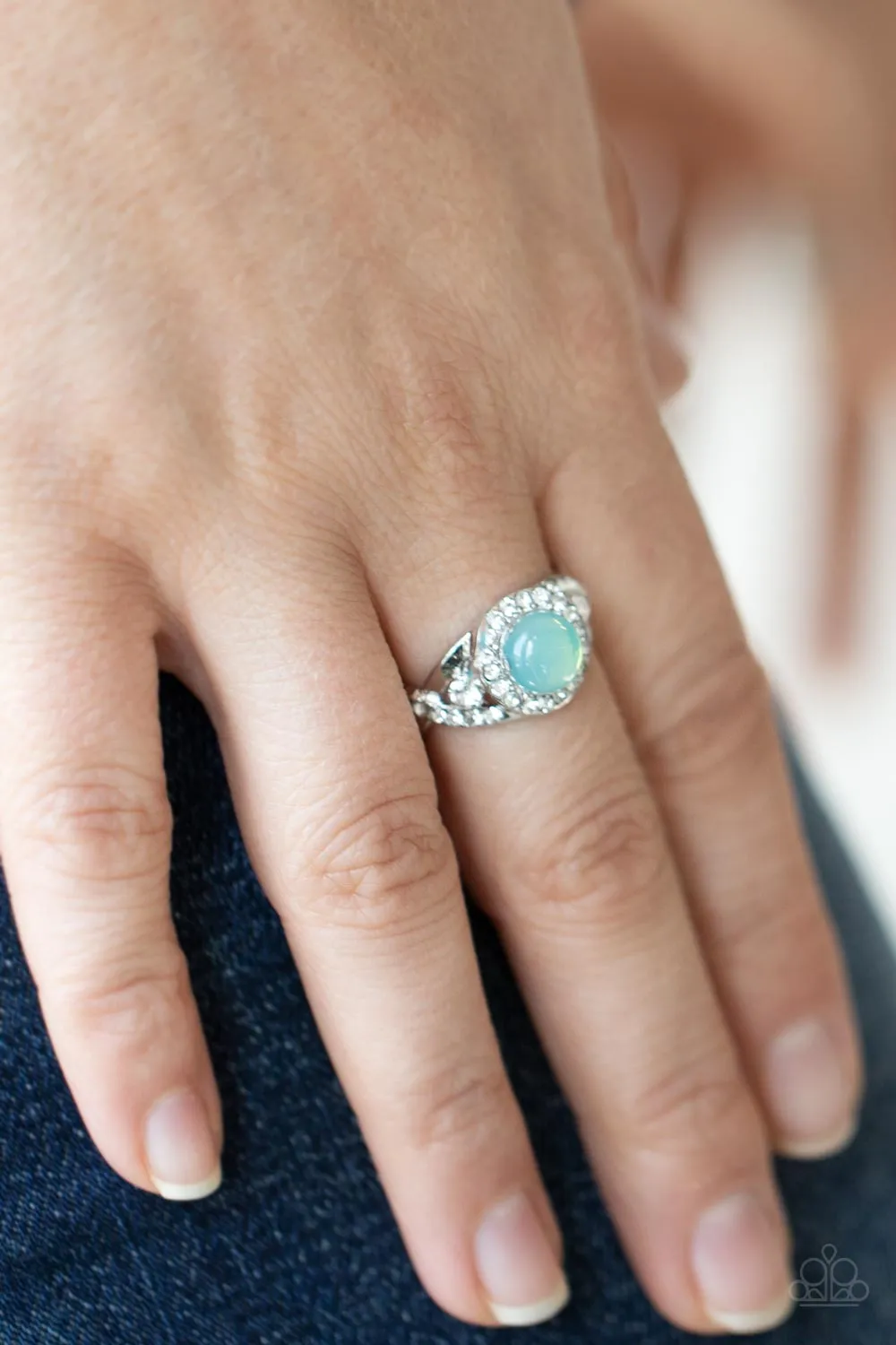 "New Age Nirvana" Silver Metal & Green Opalescent Stone Elastic Back Ring